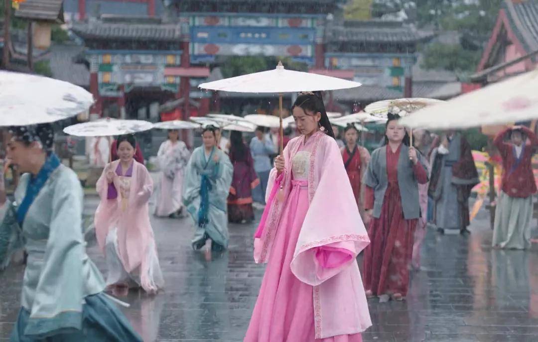 什么|甜宠剧水平被赵露思新剧拉低！男演员古装扮相丑，剧情幼稚两集弃