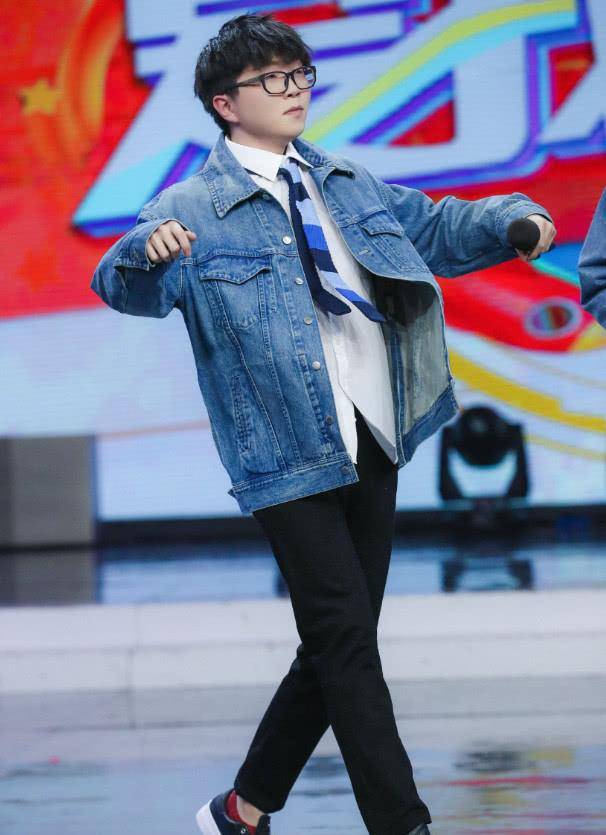 因为 毛不易这操作我服了,围巾当裙子用,耳机线太长原来可以这样做