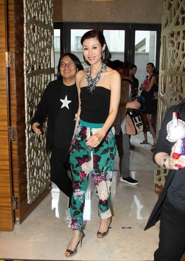 配饰 服了李嘉欣的迷之衣品，抹胸装配条大花裤，土味搭配挡不住好气质