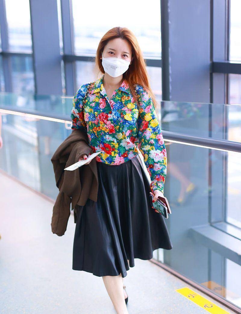 图案 金莎真的太大胆了，素颜出门还穿这么土，审美不太好