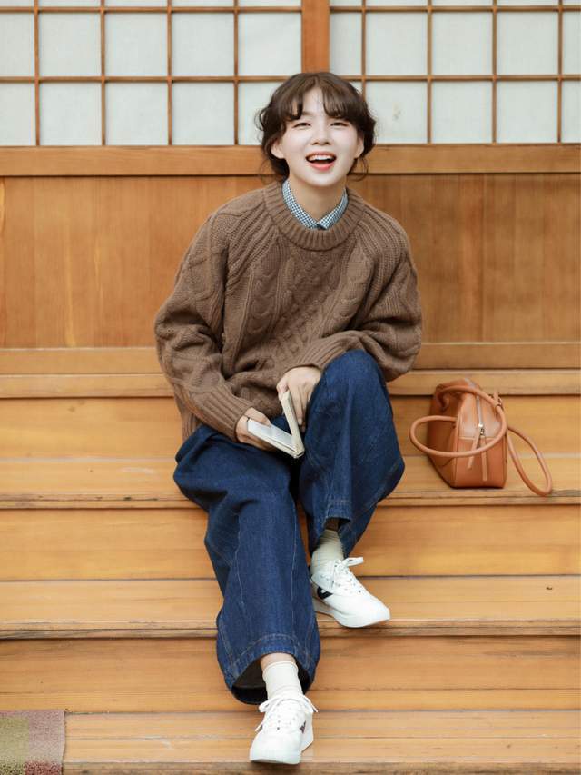 毛衣 小个子女生秋天怎么穿？咖啡色毛衣+深色牛仔裤，上身复古又时髦