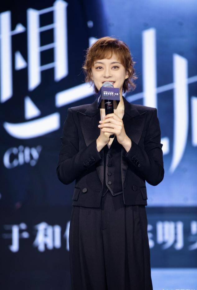 貂有 孙俪逛街被偶遇，三十多度穿貂有勇气，不愧是养生达人