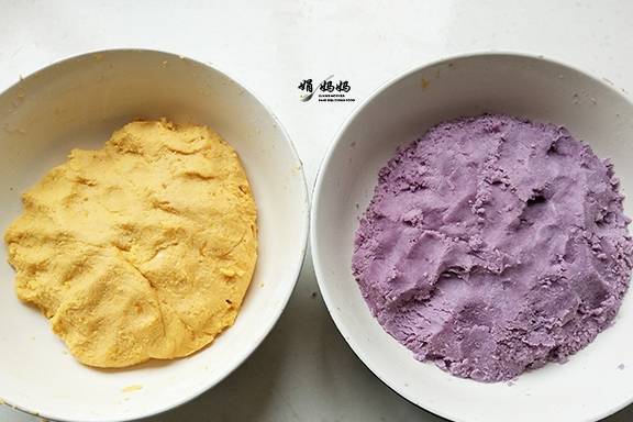 做法|这早餐儿子每次最少吃三块，搅一搅蒸一蒸就出锅，营养解馋又顶饱