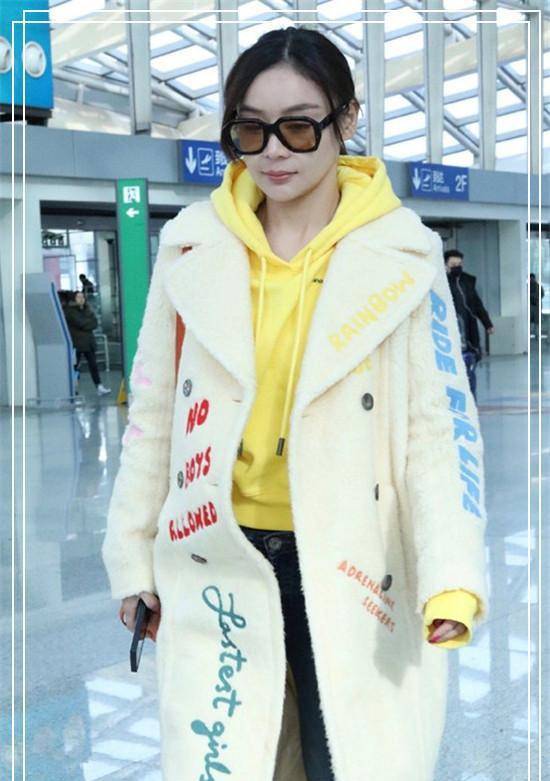 毛衣 袁姗姗再穿黄卫衣秀少女感!不过多加件白大衣,减龄效果就翻倍!