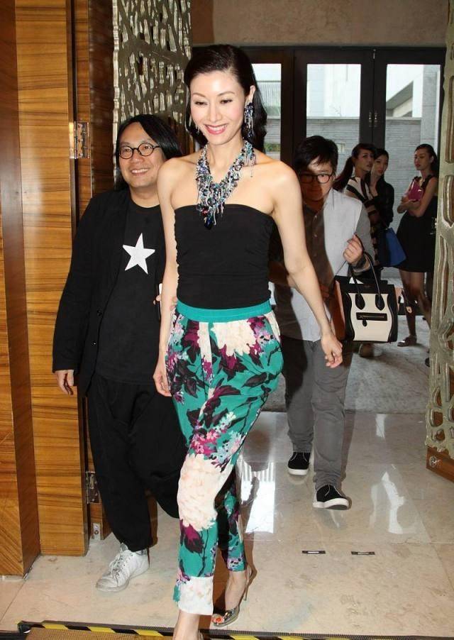 配饰 服了李嘉欣的迷之衣品，抹胸装配条大花裤，土味搭配挡不住好气质