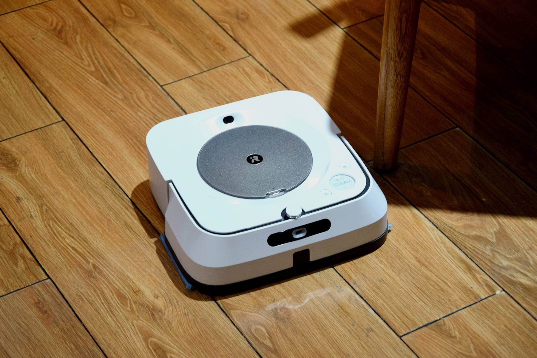 原创精准喷水往复擦拭智能规划防跌落irobotm6擦地机器人测评