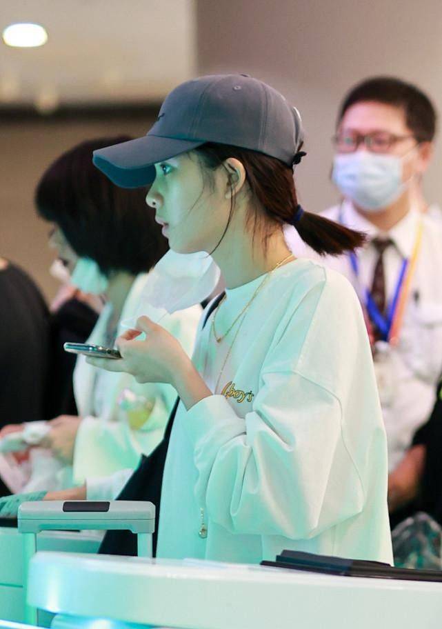 身材 黄多多真长大了，穿卫衣配短裤显得挺成熟的，不像15岁的样子