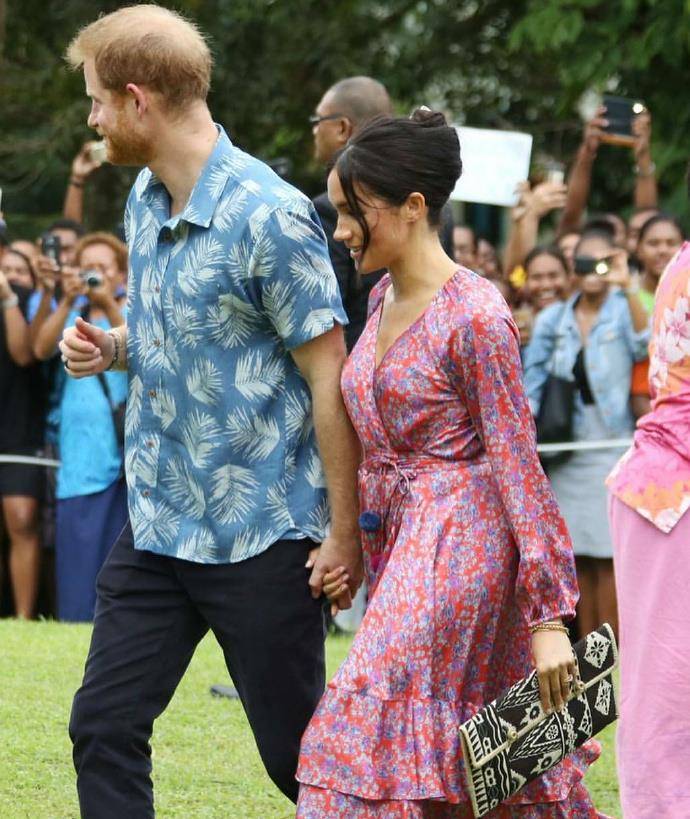 高跟鞋 梅根终于穿错鞋，踩双坡跟鞋真够土，一万多印花裙穿成一百地摊货