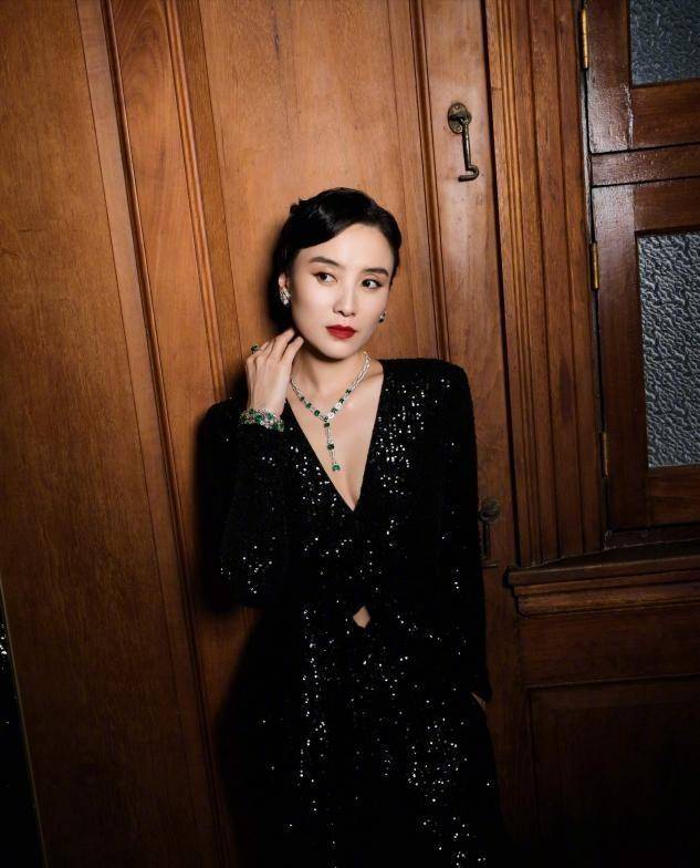 身材 真正见过大场面的女人,很少会穿T恤短裤,看宋佳就知道了