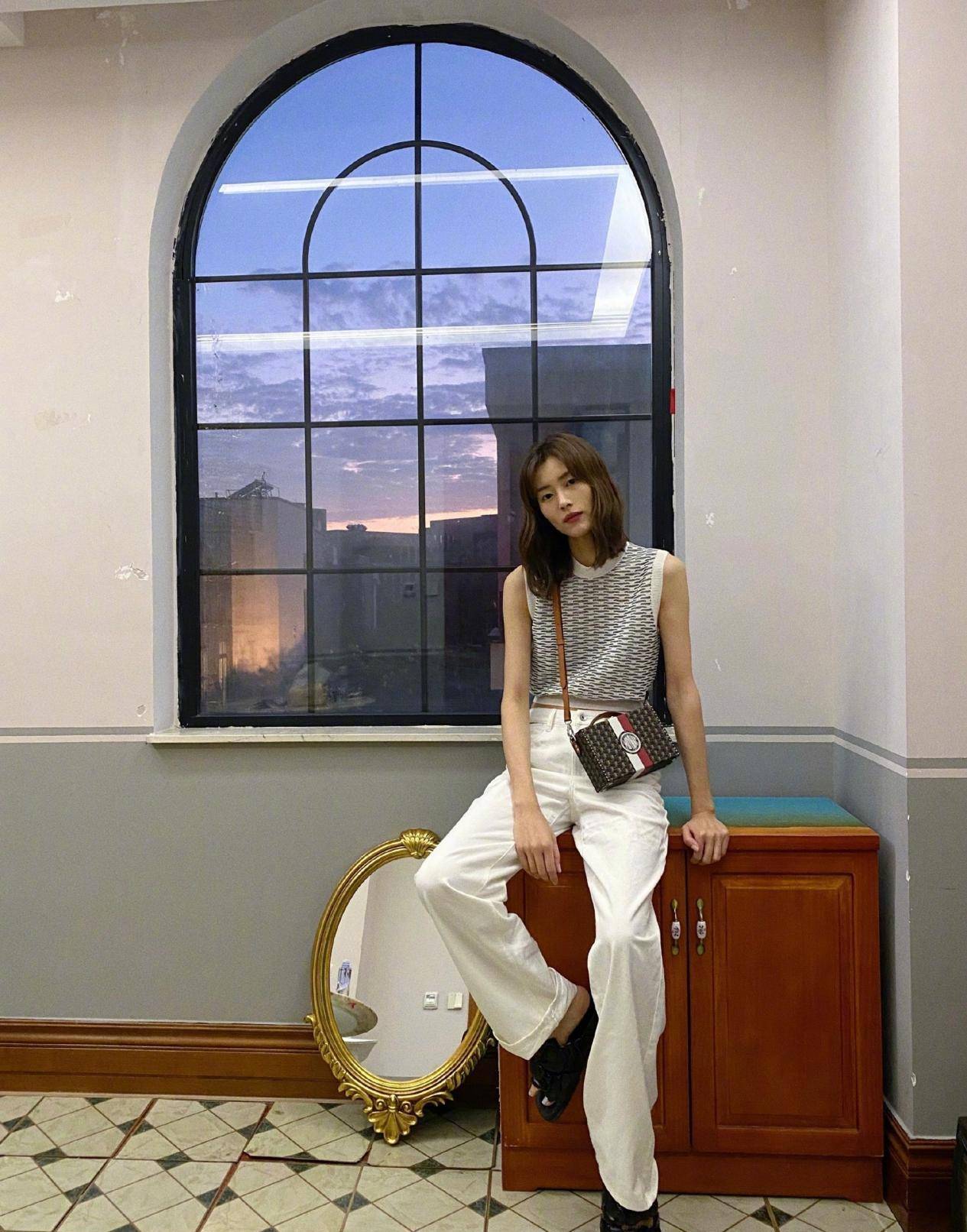 张梓琳 刘雯携张梓琳参加闺蜜婚礼，穿马甲配半身裙，超模同框似选美现场