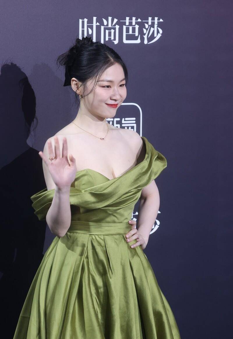 身材 金靖身材太好了，穿半露肩嫩绿连衣裙大秀身材，肌肤白嫩显轻熟
