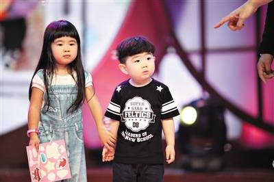 女儿曹格为11岁女儿庆生，Grace姐姐眼神灵动，又瘦又美颜值逆袭