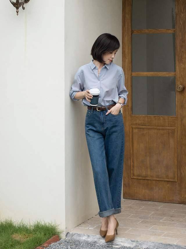 条纹 你会风衣搭配牛仔裤穿吗？内搭浅蓝色衬衫又飒又美，高级又洋气