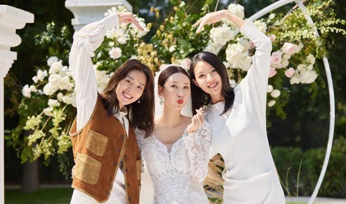 张梓琳 刘雯携张梓琳参加闺蜜婚礼，穿马甲配半身裙，超模同框似选美现场