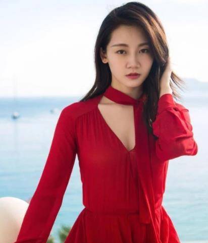 舞姿 郑恺眼光真不赖，娇妻苗苗海边红裙秀舞姿，尽显芳华魅力