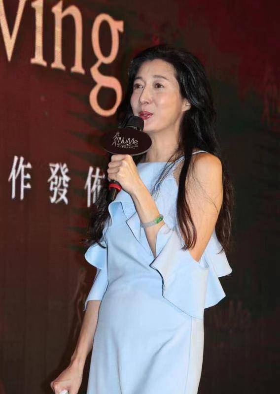 卫衣 47岁吴绮莉终于美回来了，47岁董卿一改优雅风格，50岁的酒井法子又美回来了