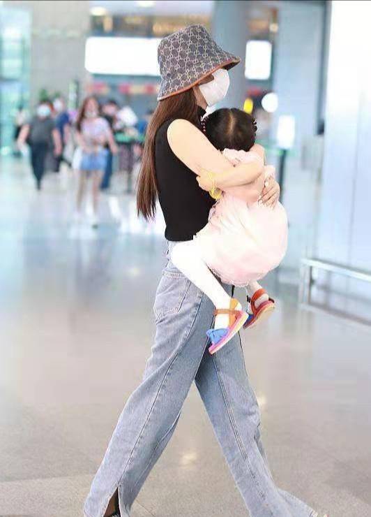 双手 颖儿带娃走机场，双手抱娃秒变女超人，3岁女儿扎小啾啾大头抢镜