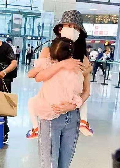 双手 颖儿带娃走机场，双手抱娃秒变女超人，3岁女儿扎小啾啾大头抢镜