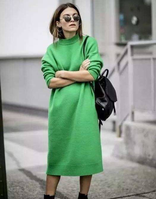 颜色 50+女人秋天少穿黑白灰，学西班牙王后穿这几种色，美成人群焦点