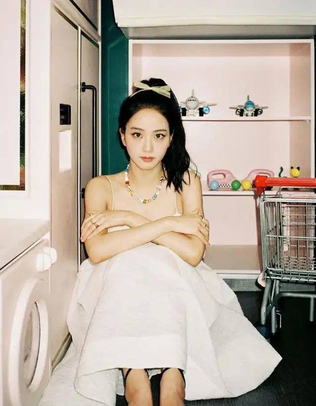 脸部失去“百亿刘海”，LISA还是人间芭比吗？