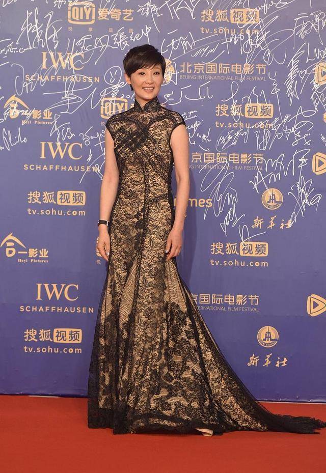 颜色 徐帆穿裙装原来这么美,大红束腰裙搭配小白鞋,腿比张婧怡的还细