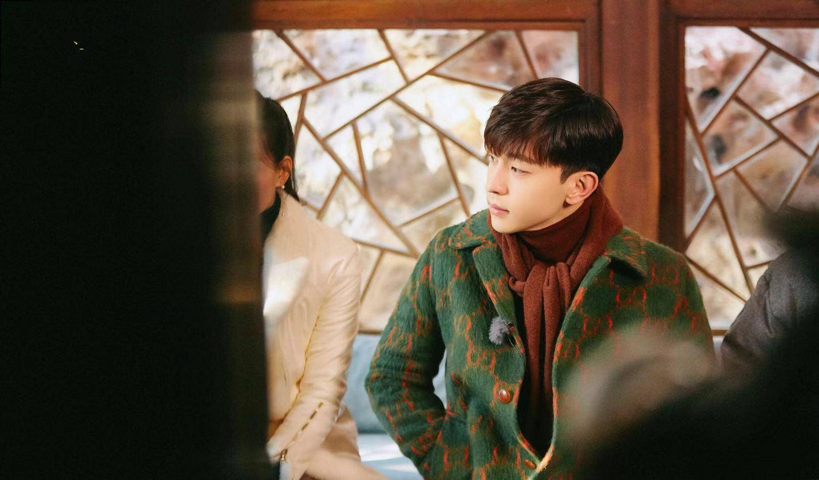 邓伦 邓伦大衣穿出新花样！红配绿不仅不难看，穿上之后帅气十足