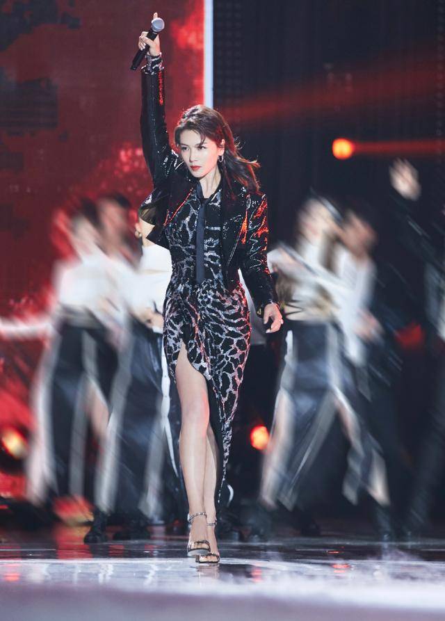 黑色 刘涛穿黑裙亮相优雅大气，两套珠宝，一套成熟高贵，一套清新减龄