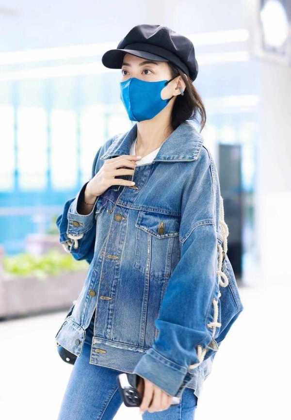 身形 霍汶希真应该出道，穿牛仔外套配报童帽好洋气，真的美出圈了