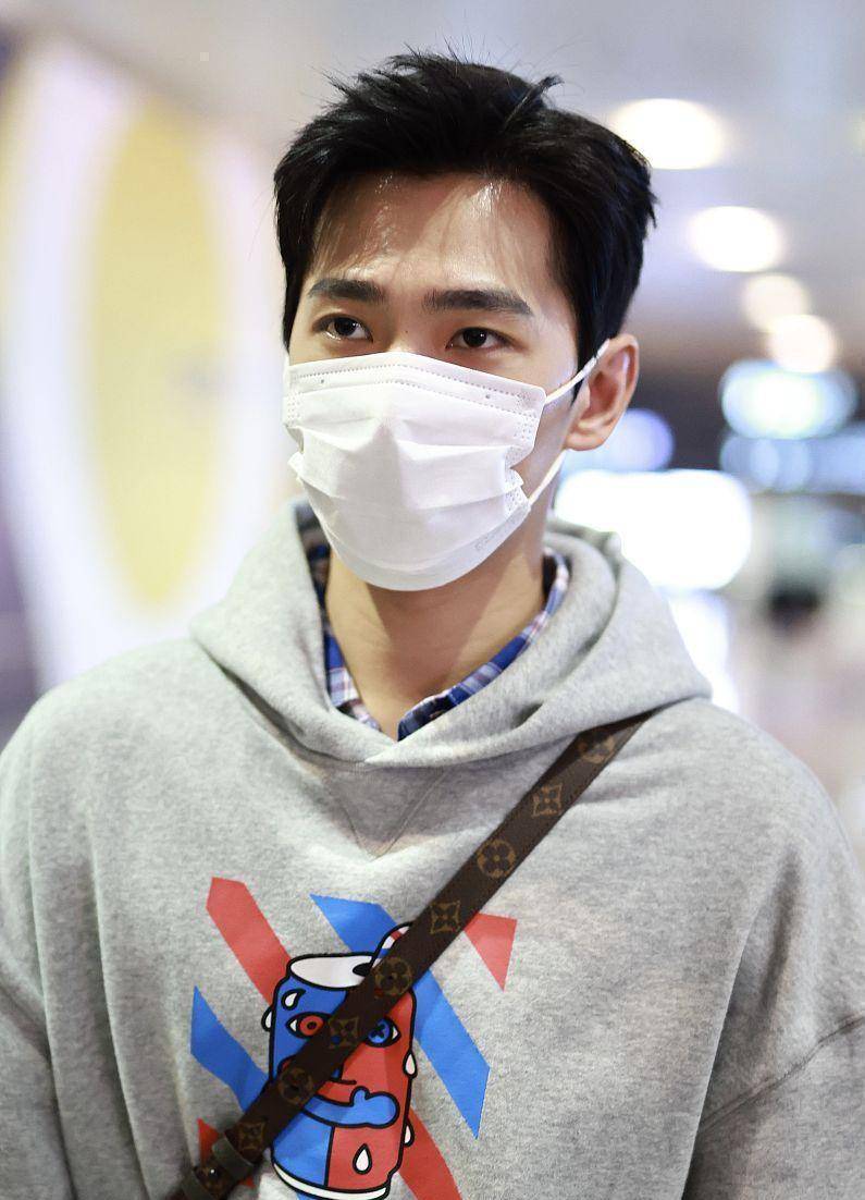 卫衣 杨洋的心态照旧年轻，卡通卫衣青春阳光太减龄，帅气又不乏可爱