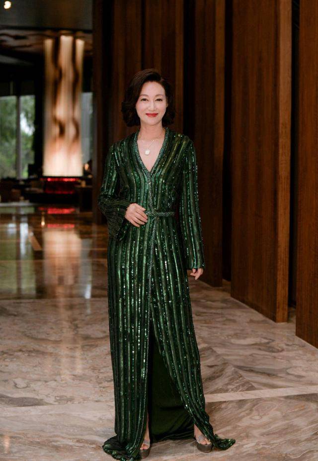 颜色 惠英红越老越有韵味，穿黑色连衣裙端庄稳重，气质高贵太迷人