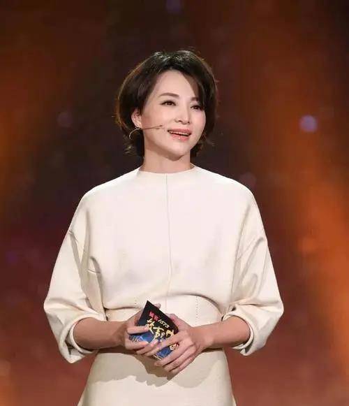 卫衣 47岁吴绮莉终于美回来了，47岁董卿一改优雅风格，50岁的酒井法子又美回来了