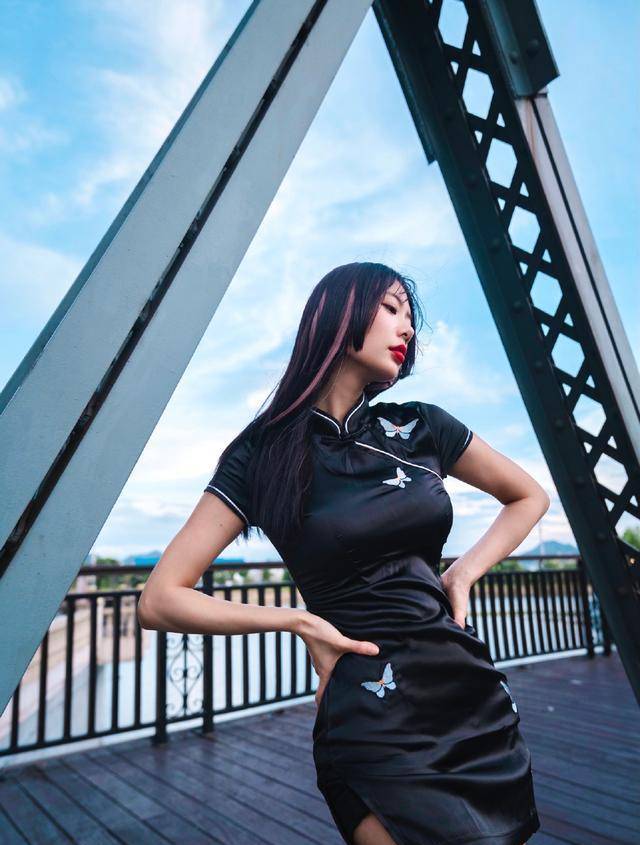 身材 “亚洲第一美”克拉拉，一袭短旗袍穿出尤物身材，凹凸曲线藏不住