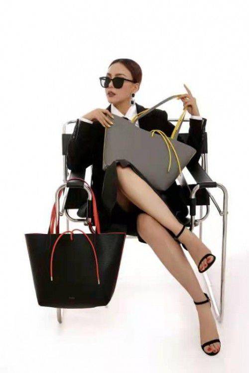 职场 谢鲁星丹为魔介2021款托特包拍摄广告大片