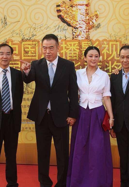 显得 陈红的颜值还是这么高，穿大红裙也不土，无修图看着嫩嫩的