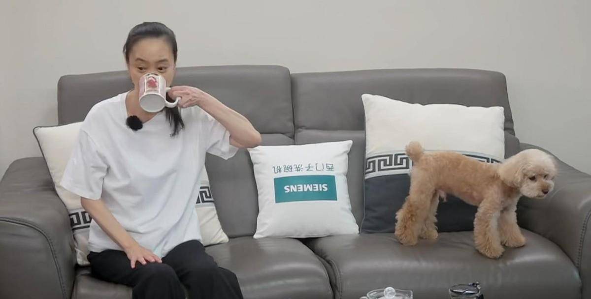 黑色 刘雪华独居生活让人羡慕，私下穿着朴素随性，但素颜状态暴露年龄