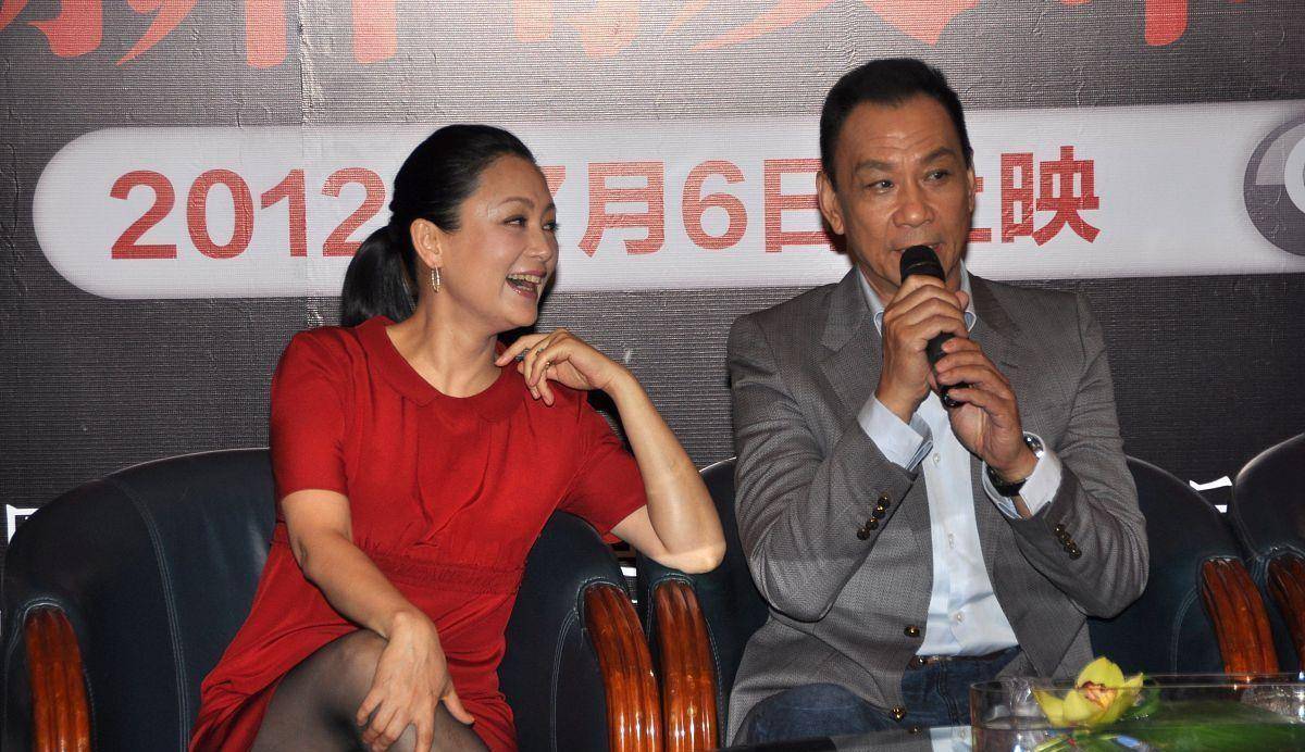 显得 陈红的颜值还是这么高，穿大红裙也不土，无修图看着嫩嫩的