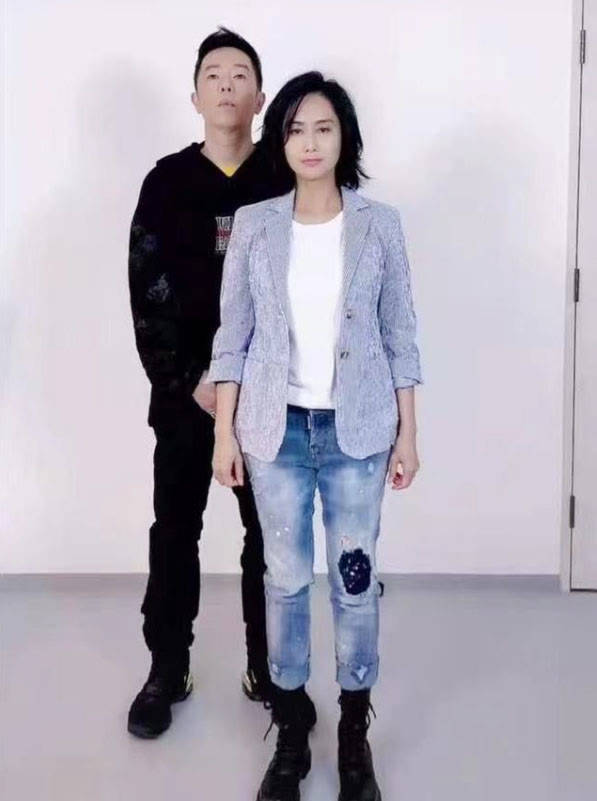 身材 小个子不一定穿裙子才好看，今年流行九分裤+靴子，显高还提气质