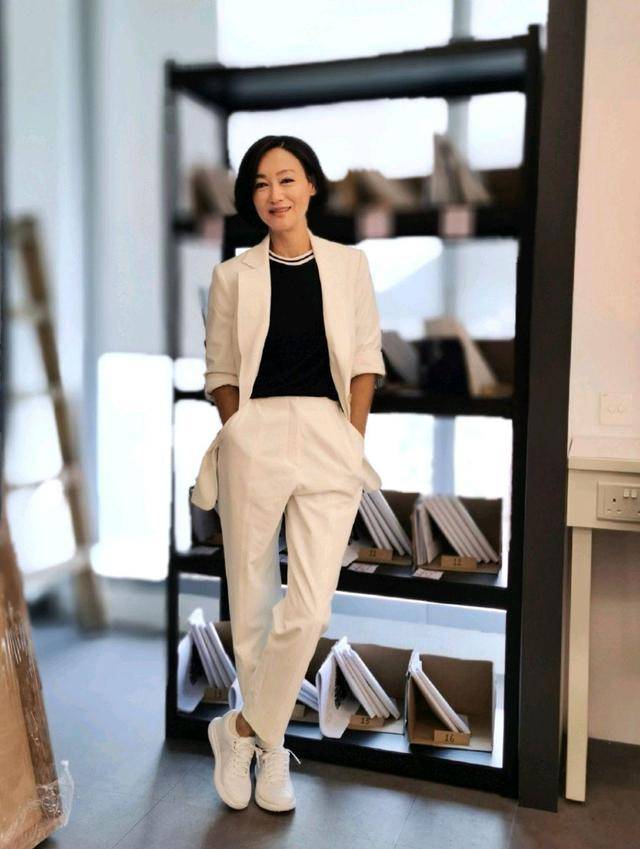 颜色 惠英红越老越有韵味，穿黑色连衣裙端庄稳重，气质高贵太迷人