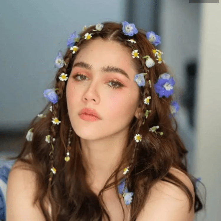 她的名字叫做chompoo araya,中国网友喜欢称她为香波姐.