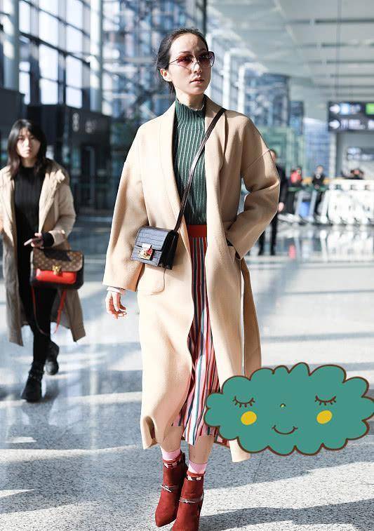 条纹 韩雪穿了件驼色大衣，配条纹长裙，脚上穿红色的靴子有年味！