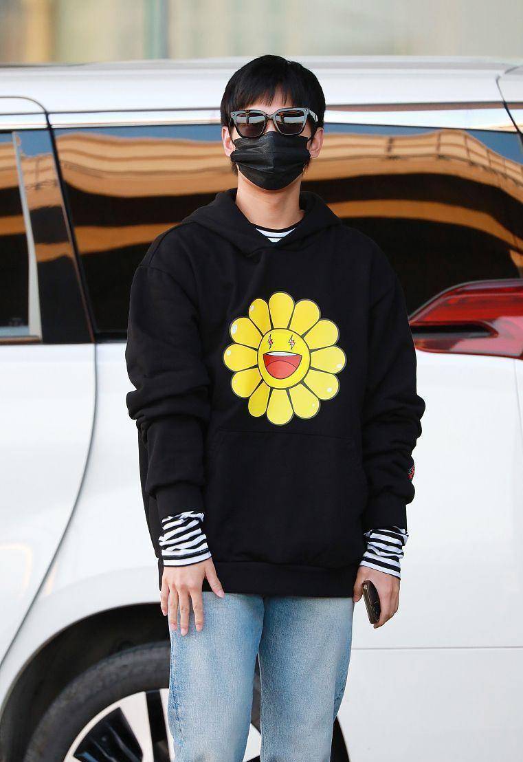 卫衣 杨洋的心态照旧年轻，卡通卫衣青春阳光太减龄，帅气又不乏可爱