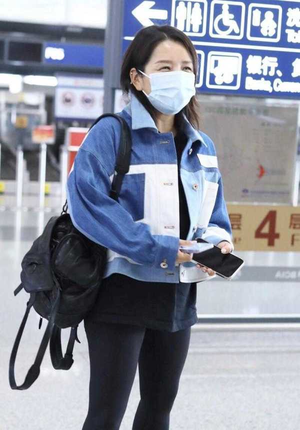 身材 何洁瘦身后太会穿了，拼色牛仔外套配健身裤，穿出1米65的气场