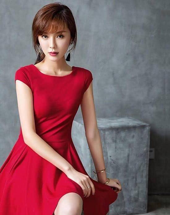 分分钟 过年聚会，这样的穿搭简单素雅扬长避短 分分钟成为吸睛女王