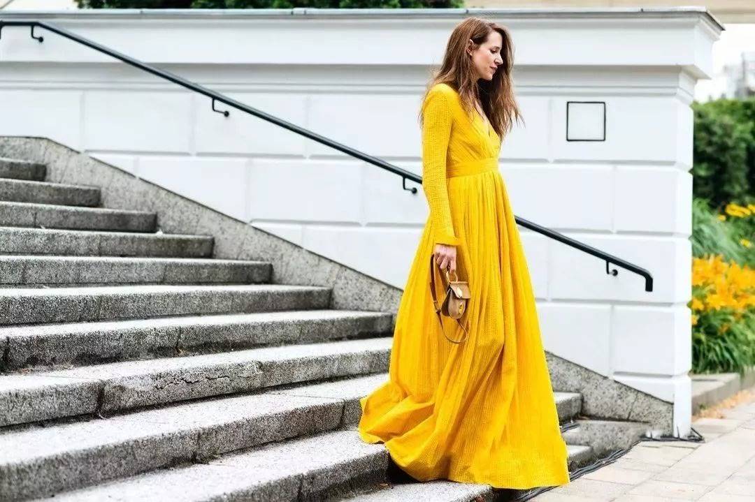 颜色 50+女人秋天少穿黑白灰，学西班牙王后穿这几种色，美成人群焦点