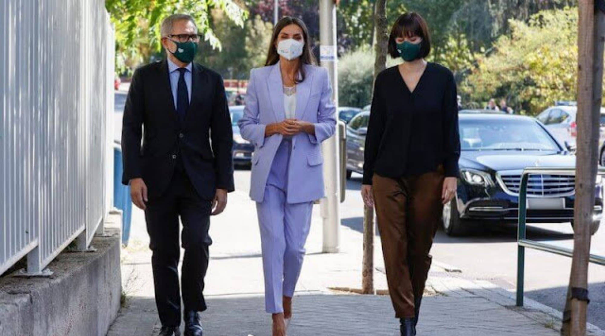 颜色 50+女人秋天少穿黑白灰，学西班牙王后穿这几种色，美成人群焦点