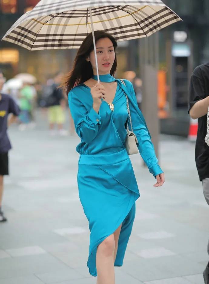 服装 时髦养眼的穿搭风格,展现优雅又清新的气息,蕴藏别样魅力