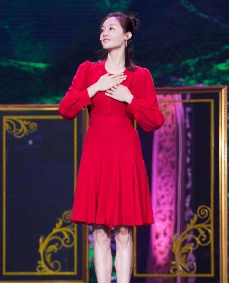 舞姿 郑恺眼光真不赖,娇妻苗苗海边红裙秀舞姿,尽显芳华魅力