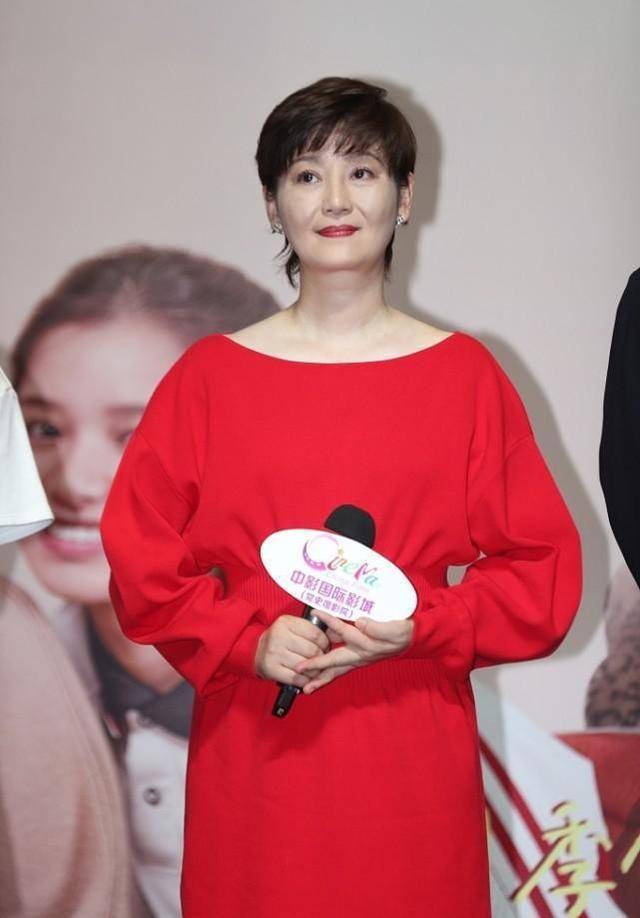 颜色 徐帆穿裙装原来这么美，大红束腰裙搭配小白鞋，腿比张婧怡的还细