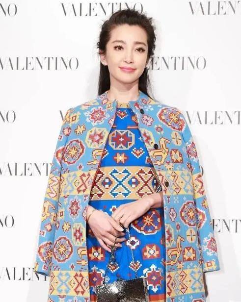 设计 李冰冰仗着大牌真敢穿，穿如此花哨的套装，一不小心就老了好几岁