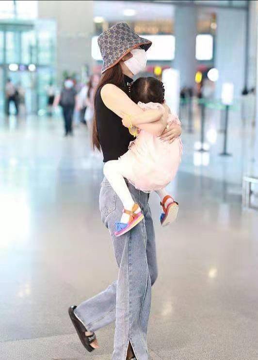 双手 颖儿带娃走机场，双手抱娃秒变女超人，3岁女儿扎小啾啾大头抢镜
